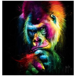 een kleurrijke aap met zijn handen op zijn kin