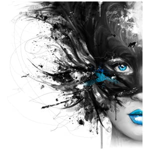 het gezicht van een vrouw met blauwe ogen en zwart haar