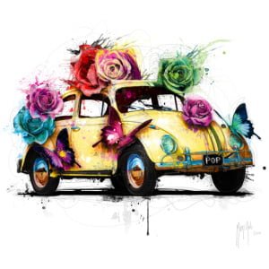 een oude gele auto met rozen erop