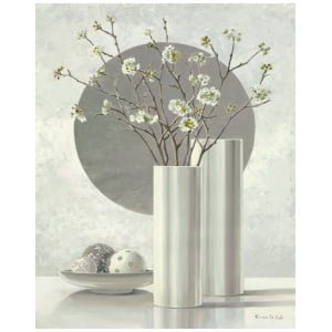 een schilderij van bloemen in een zilveren vaas