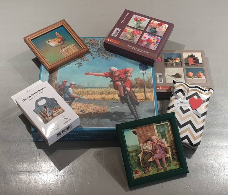 een tafel met daarop foto's en andere items