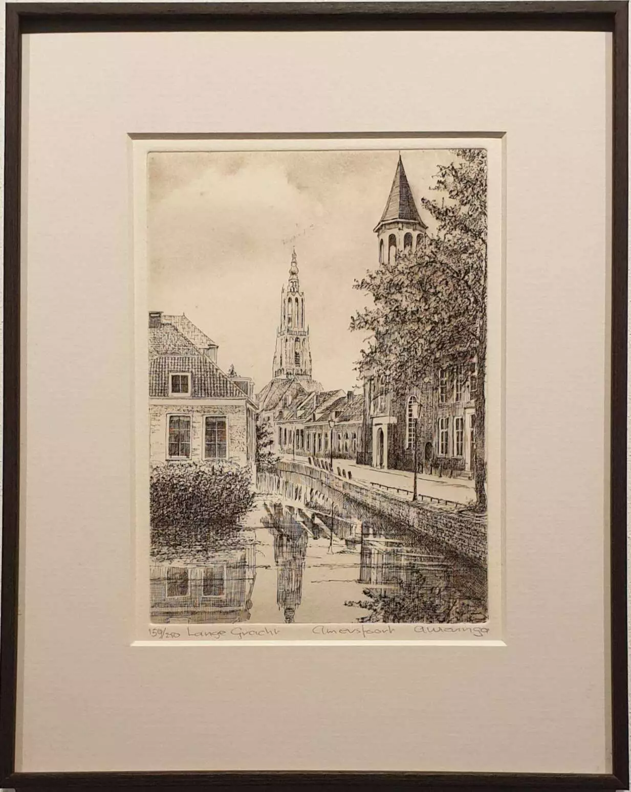 een tekening van een stad met een klokkentoren op de achtergrond