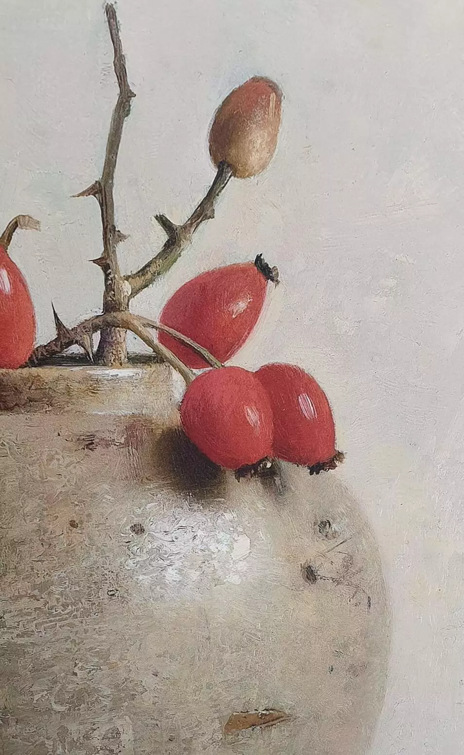 een schilderij van een vaas gevuld met rood fruit