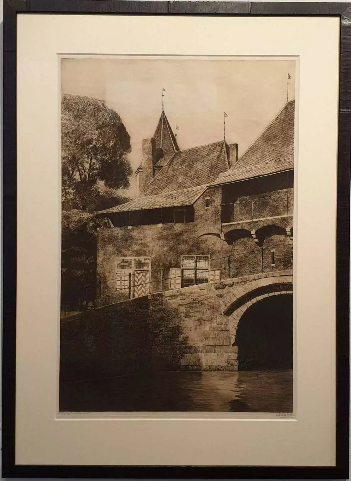 een zwart-witfoto van een gebouw met een brug