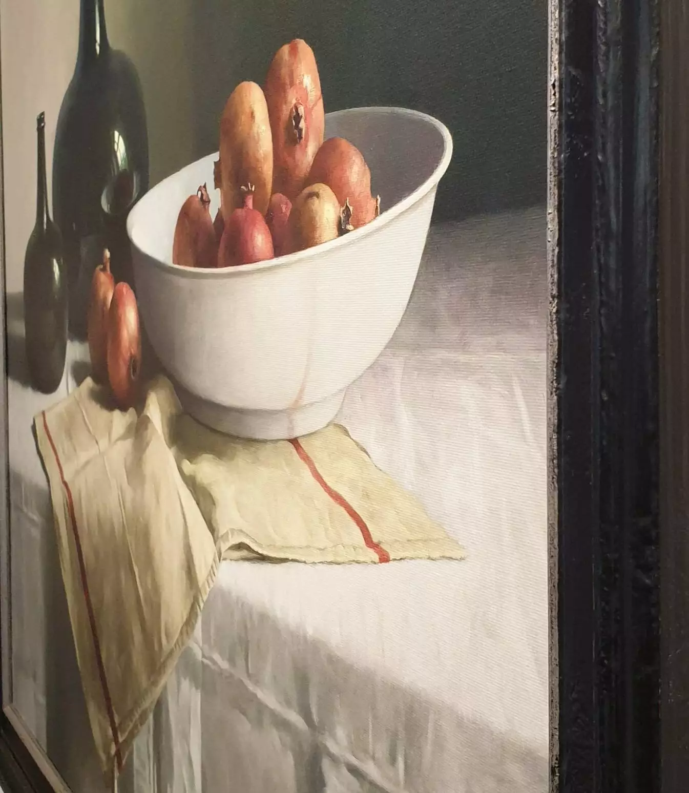 een schilderij van een schaal met fruit op een tafel