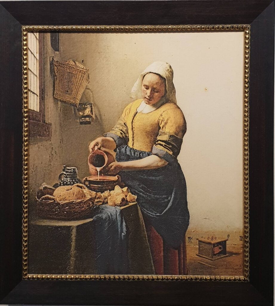 een schilderij van een vrouw die water uit een kruik giet