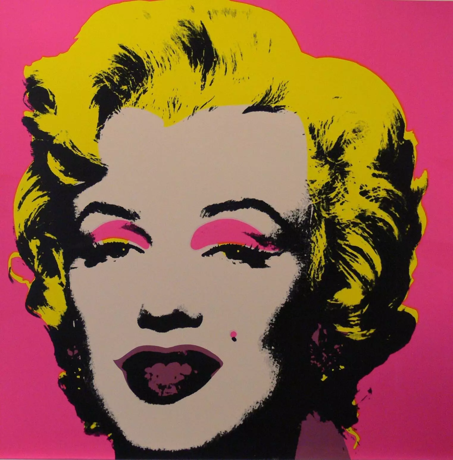 een schilderij van Marilyn Monroe met roze en gele achtergrond