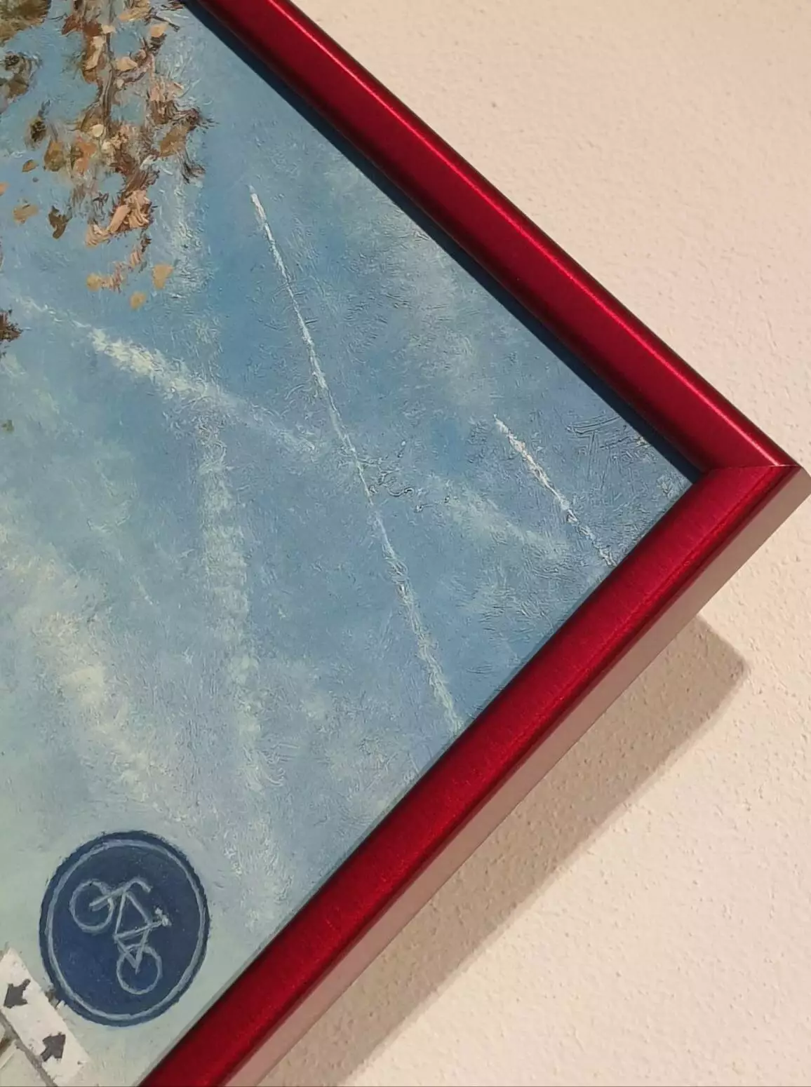 een rood frame met een schilderij van een fiets erop