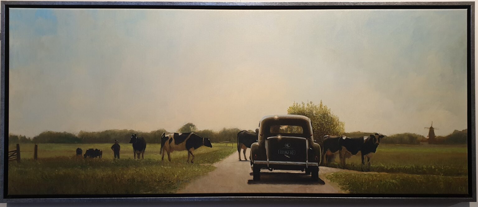 een schilderij van koeien en een oude vrachtwagen op een landweggetje