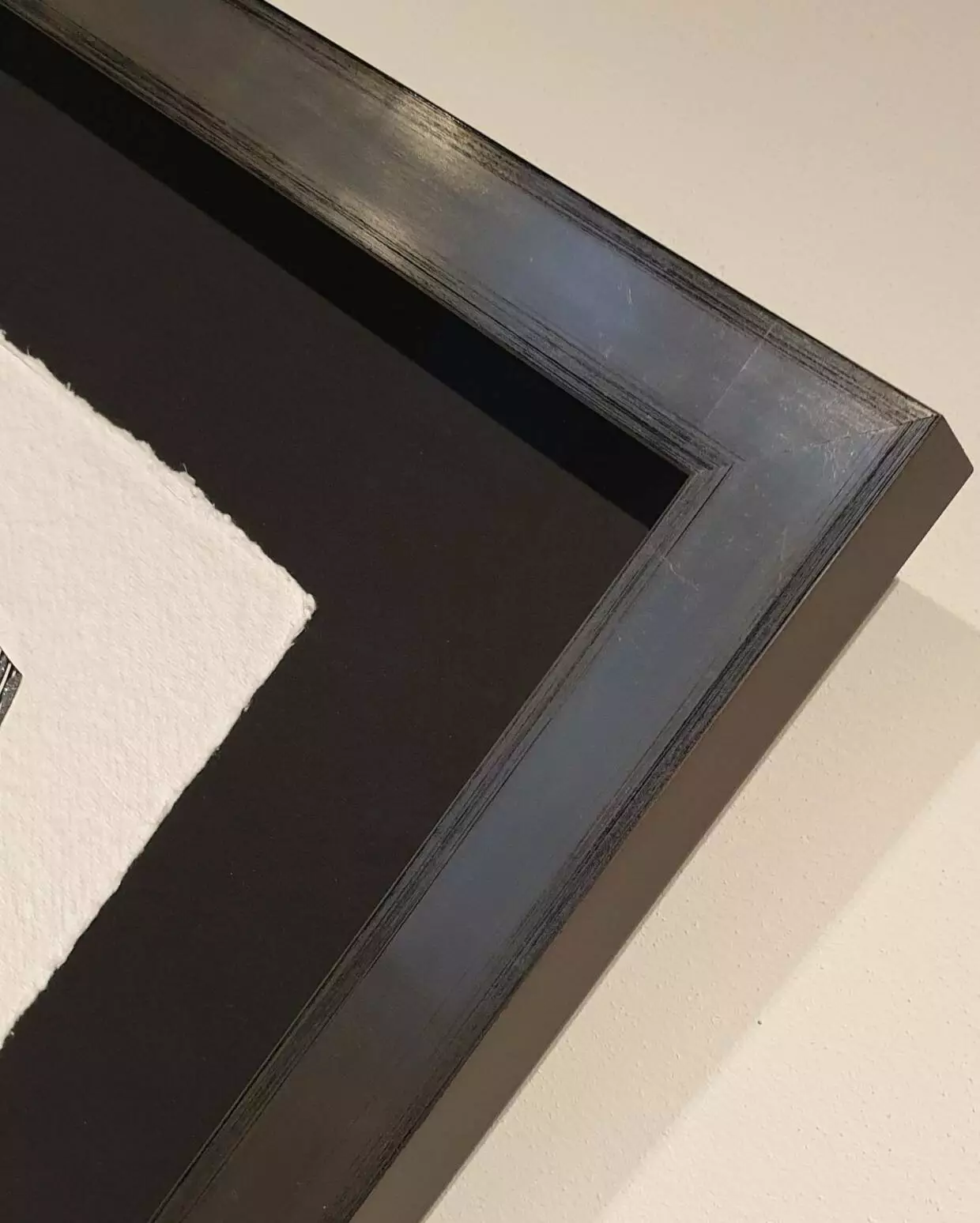 een zwart frame met daarin een wit vel papier