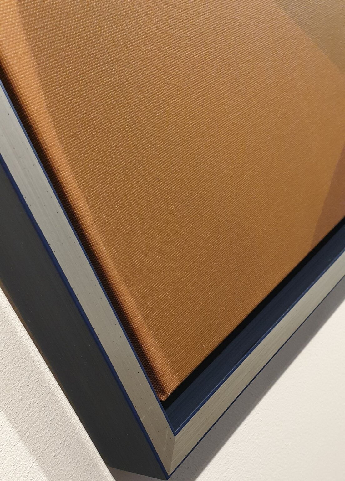 een close-up van een boek op een wit oppervlak