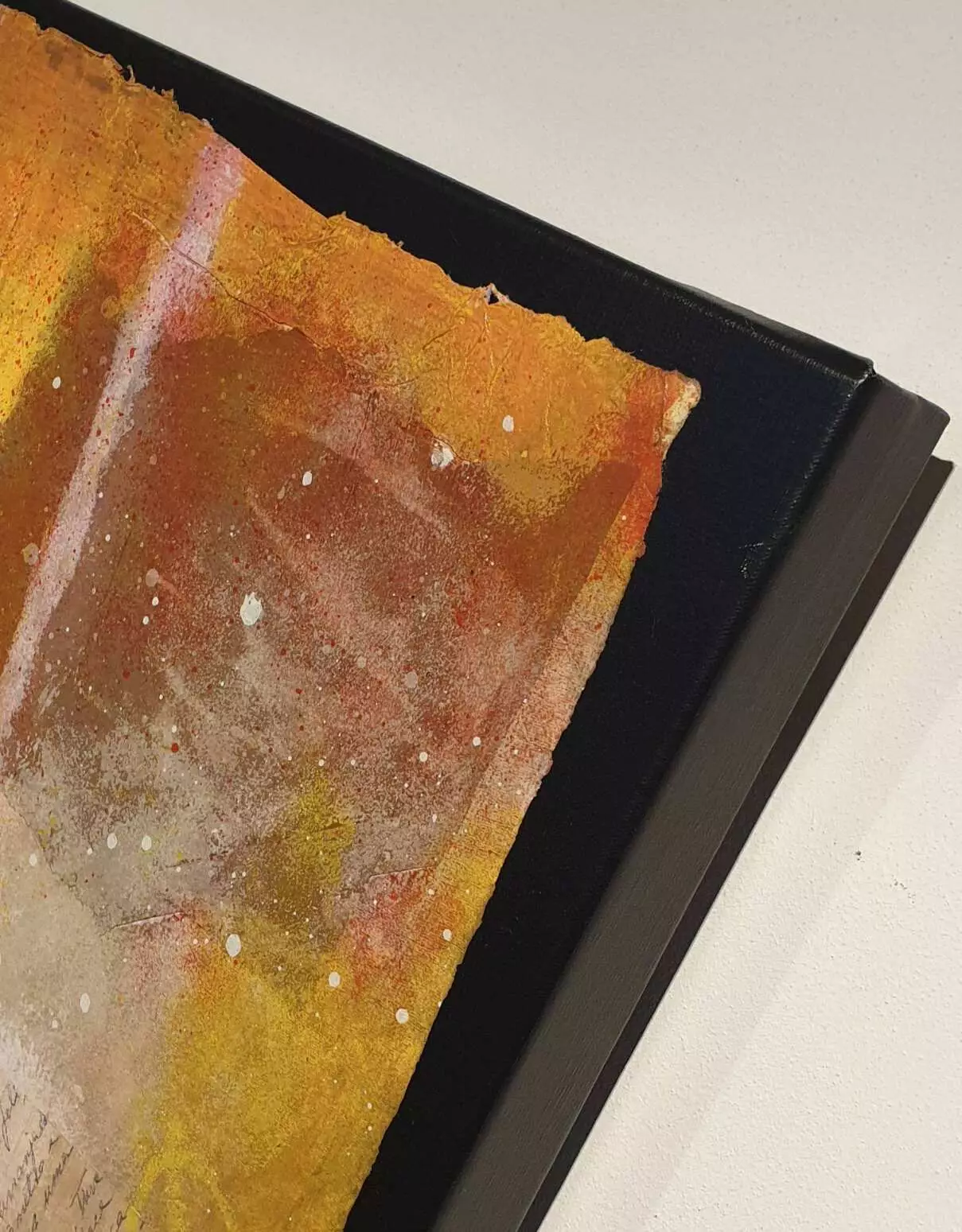 een abstract schilderij met gele en oranje kleuren