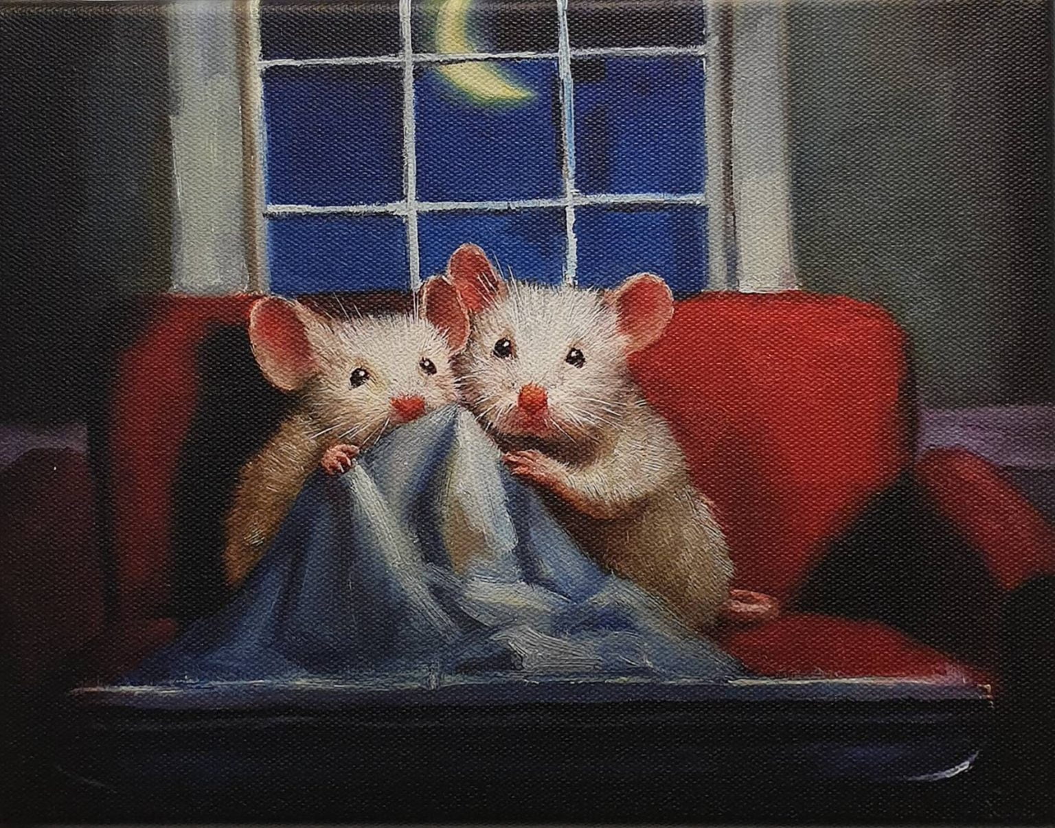 twee muizen zitten op een rode bank en kijken uit het raam