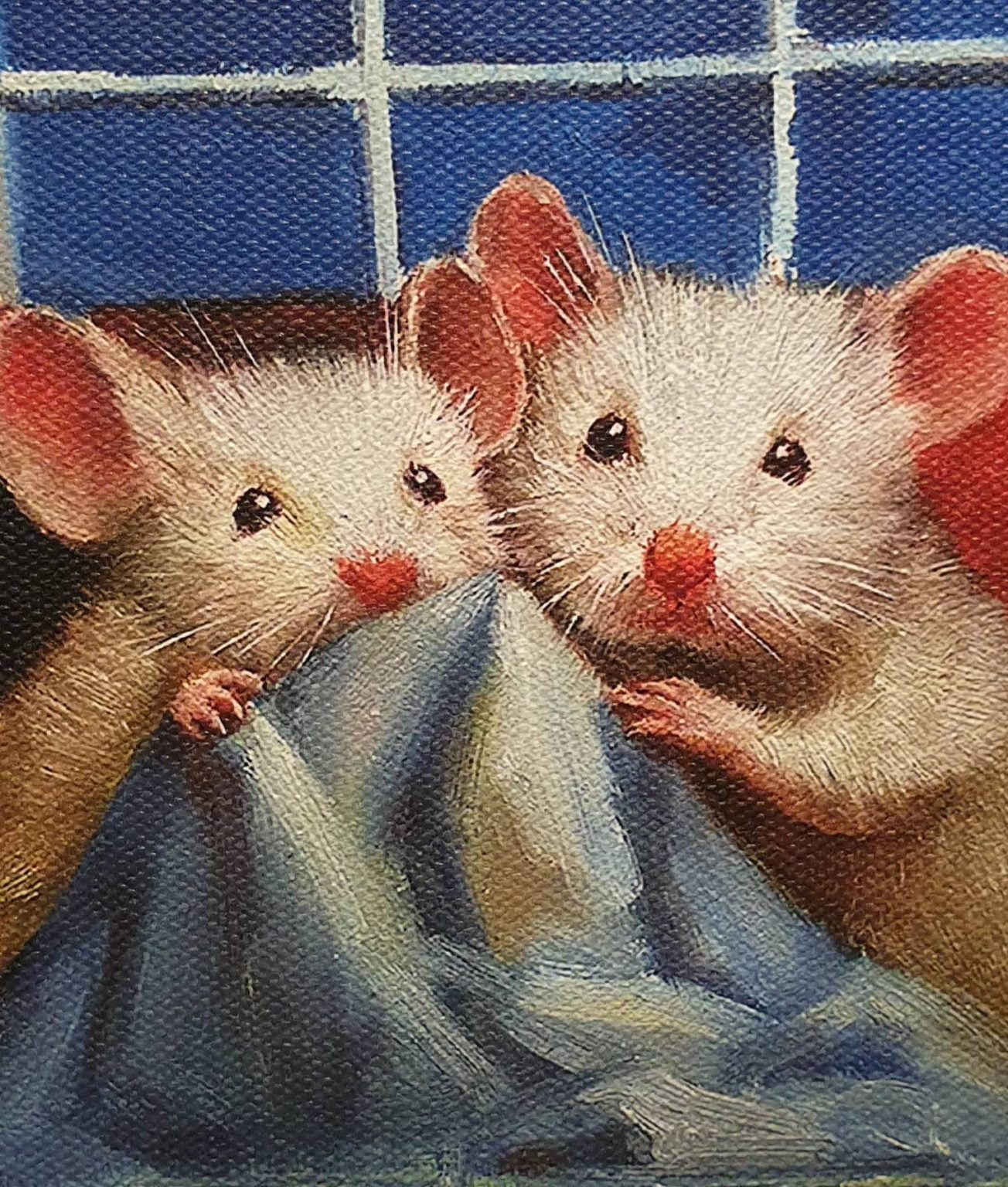 twee witte muizen zitten naast elkaar