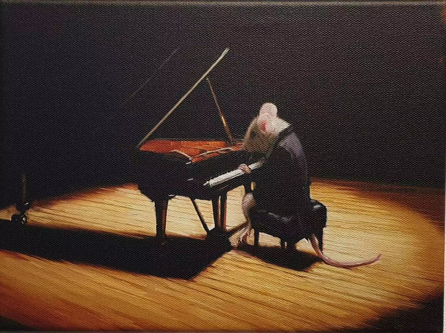 een muis die aan een piano op een podium zit