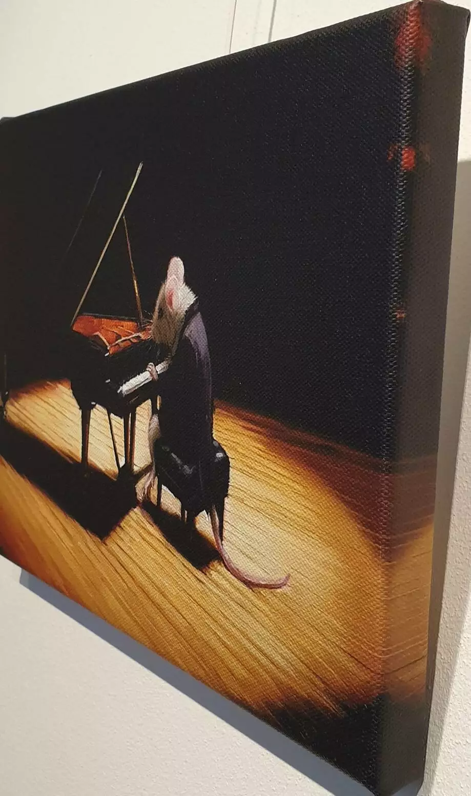 een man zit aan een piano voor een muur