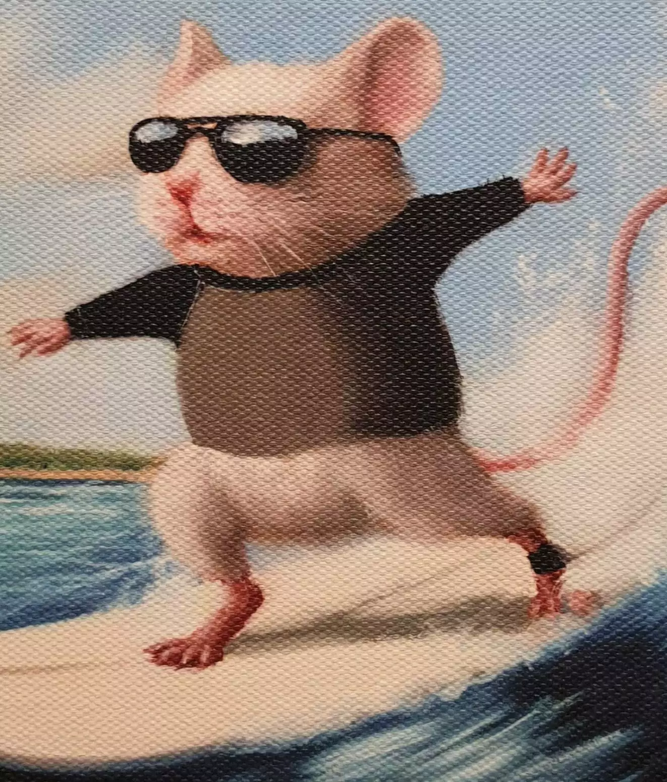 een schilderij van een muis op een surfplank