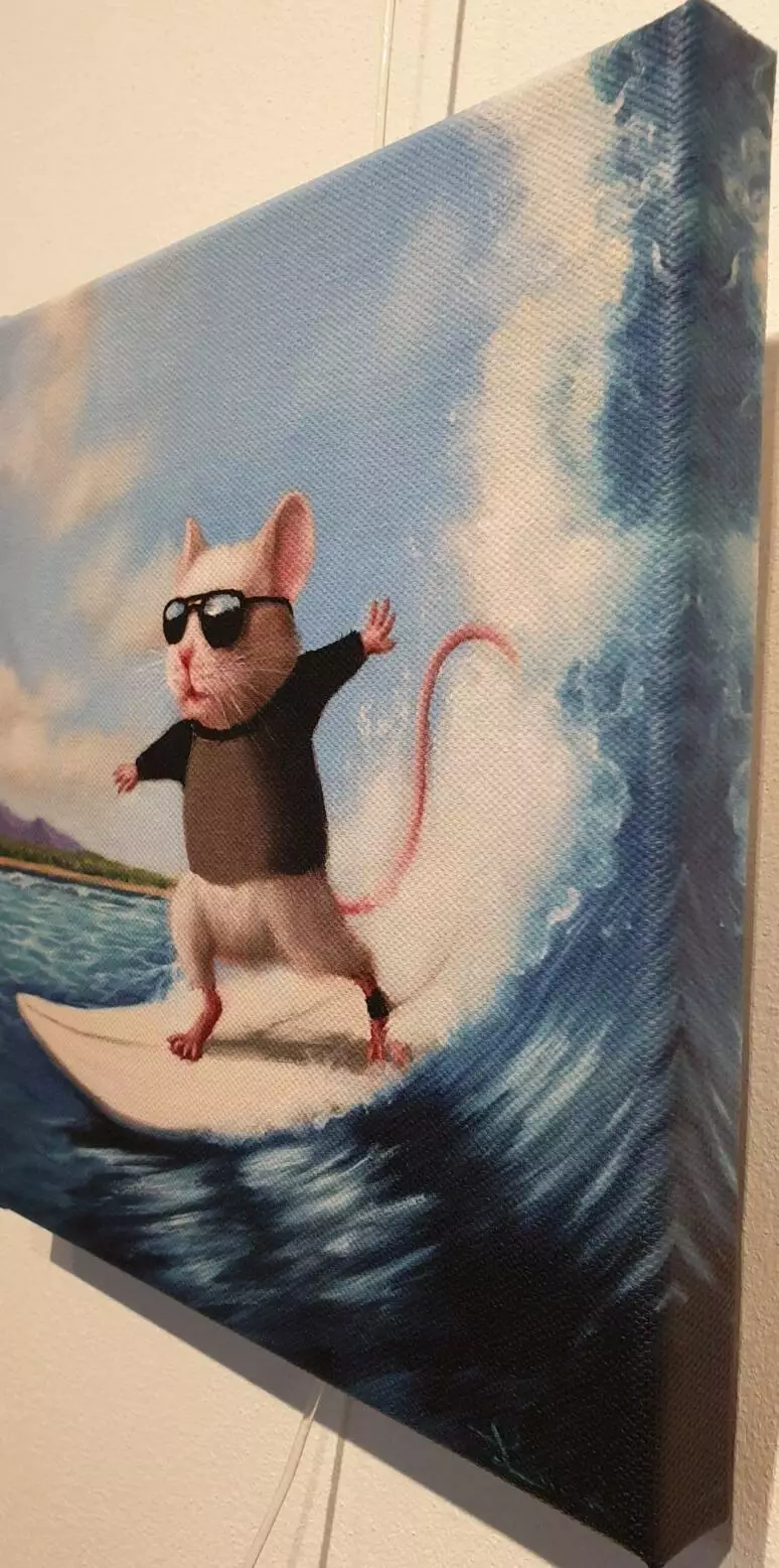 een schilderij van een rat op een surfplank die op een golf rijdt