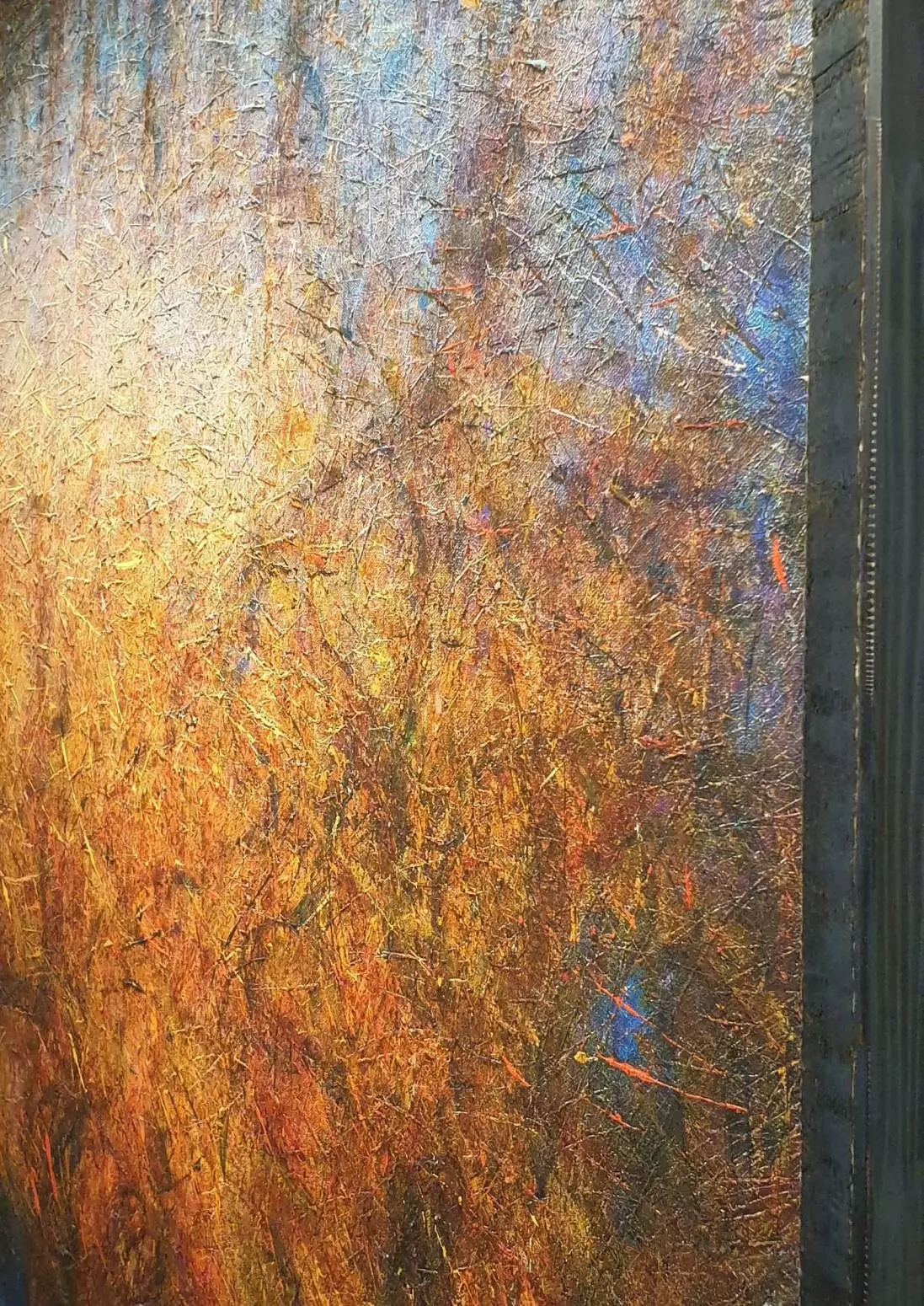 een abstract schilderij van gele en bruine bladeren