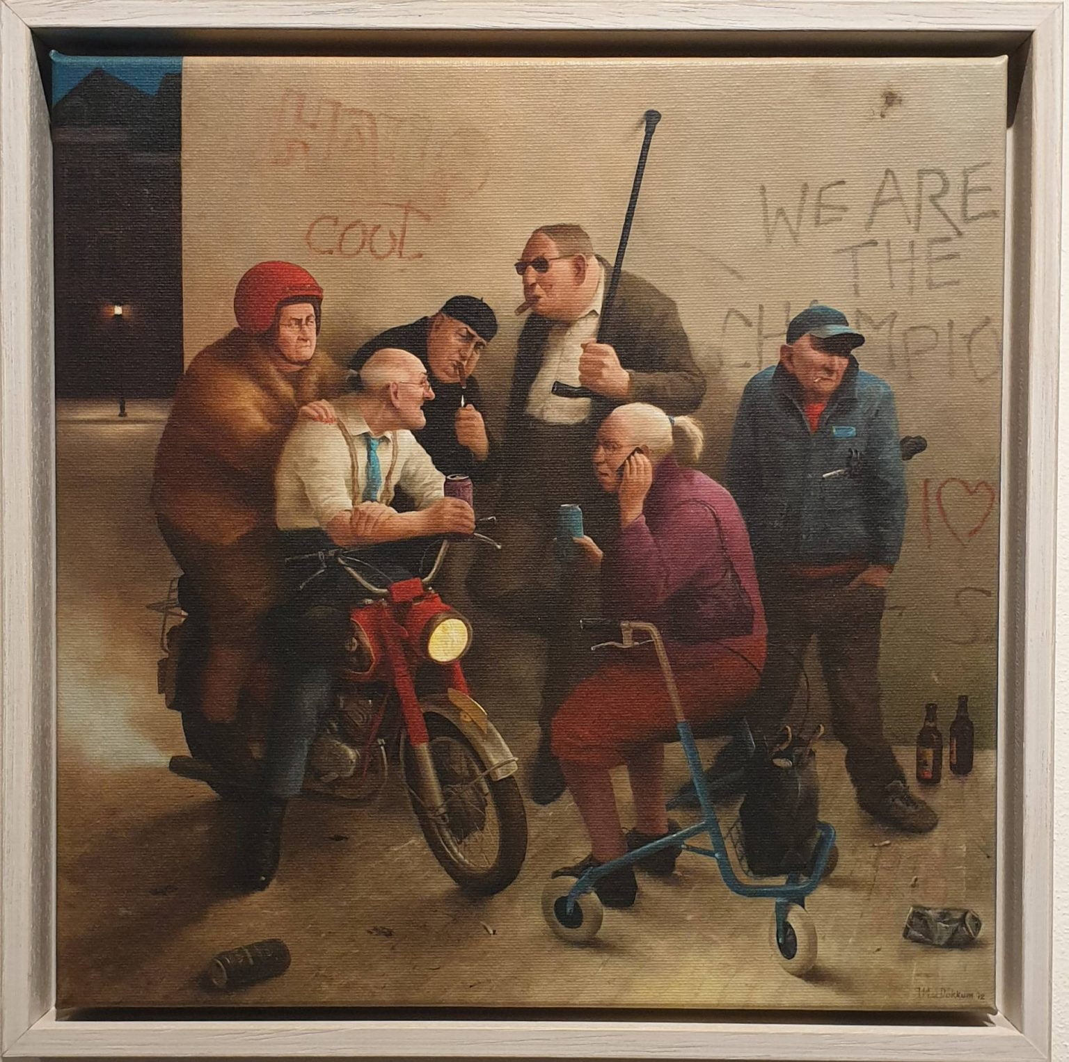 een groep mannen staan ​​rond een schilderij van een man op een motorfiets
