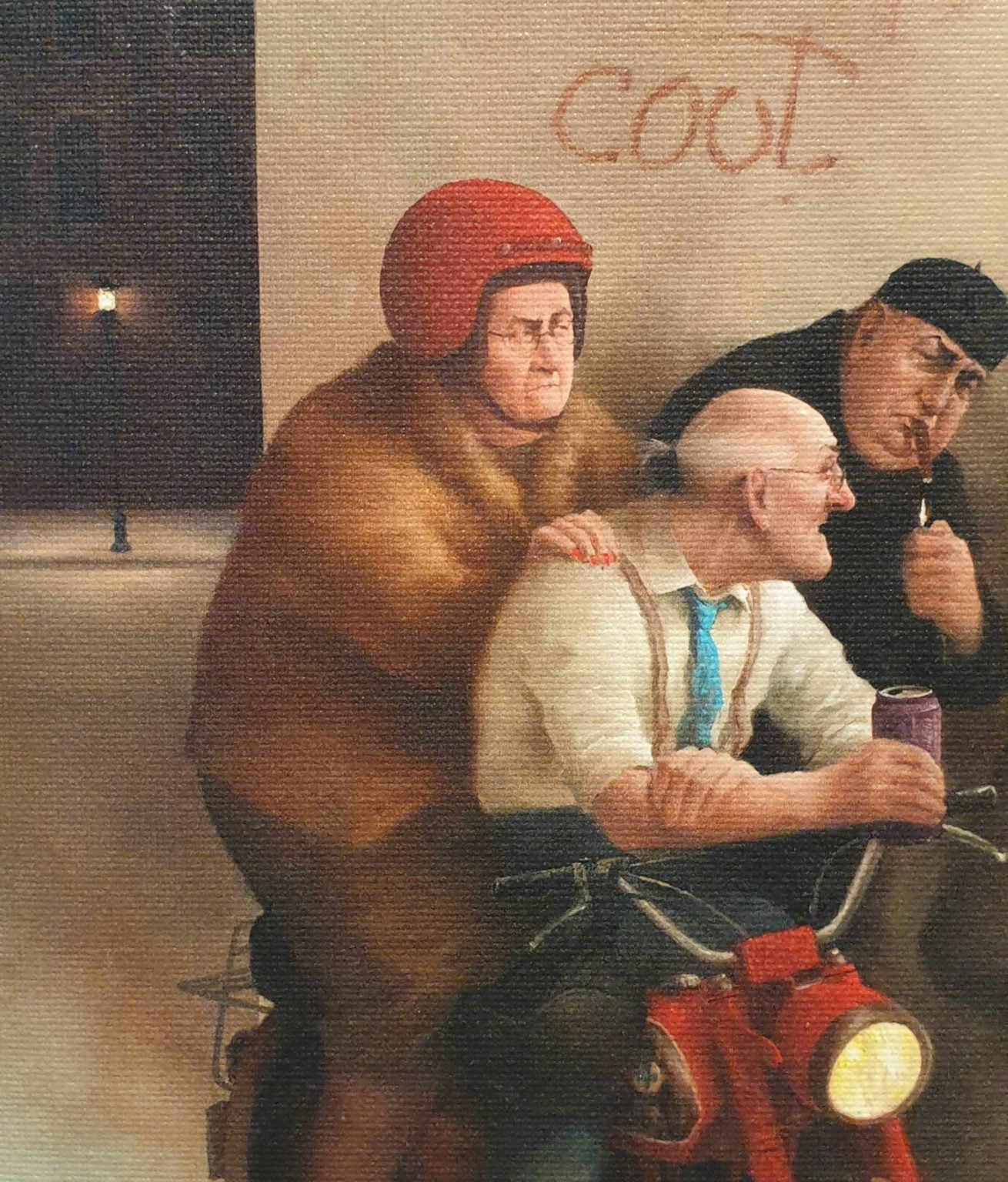 twee mannen op een fiets met een beer achterin