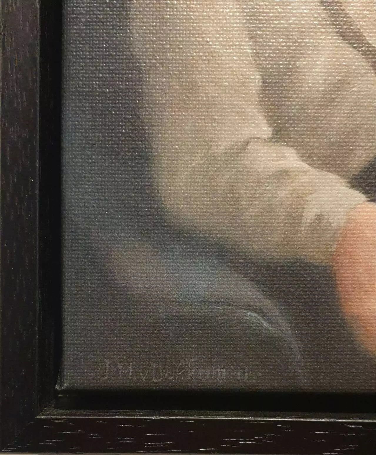 een close-up van een schilderij van een persoon die een mobiele telefoon vasthoudt