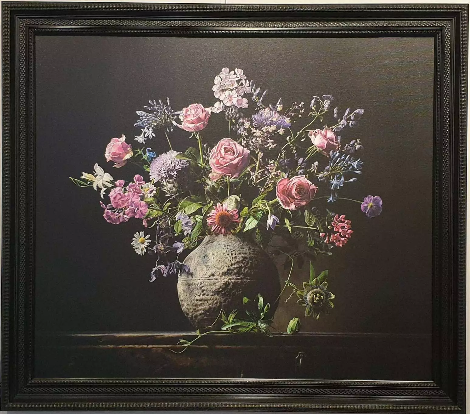 een schilderij van bloemen in een vaas op een tafel