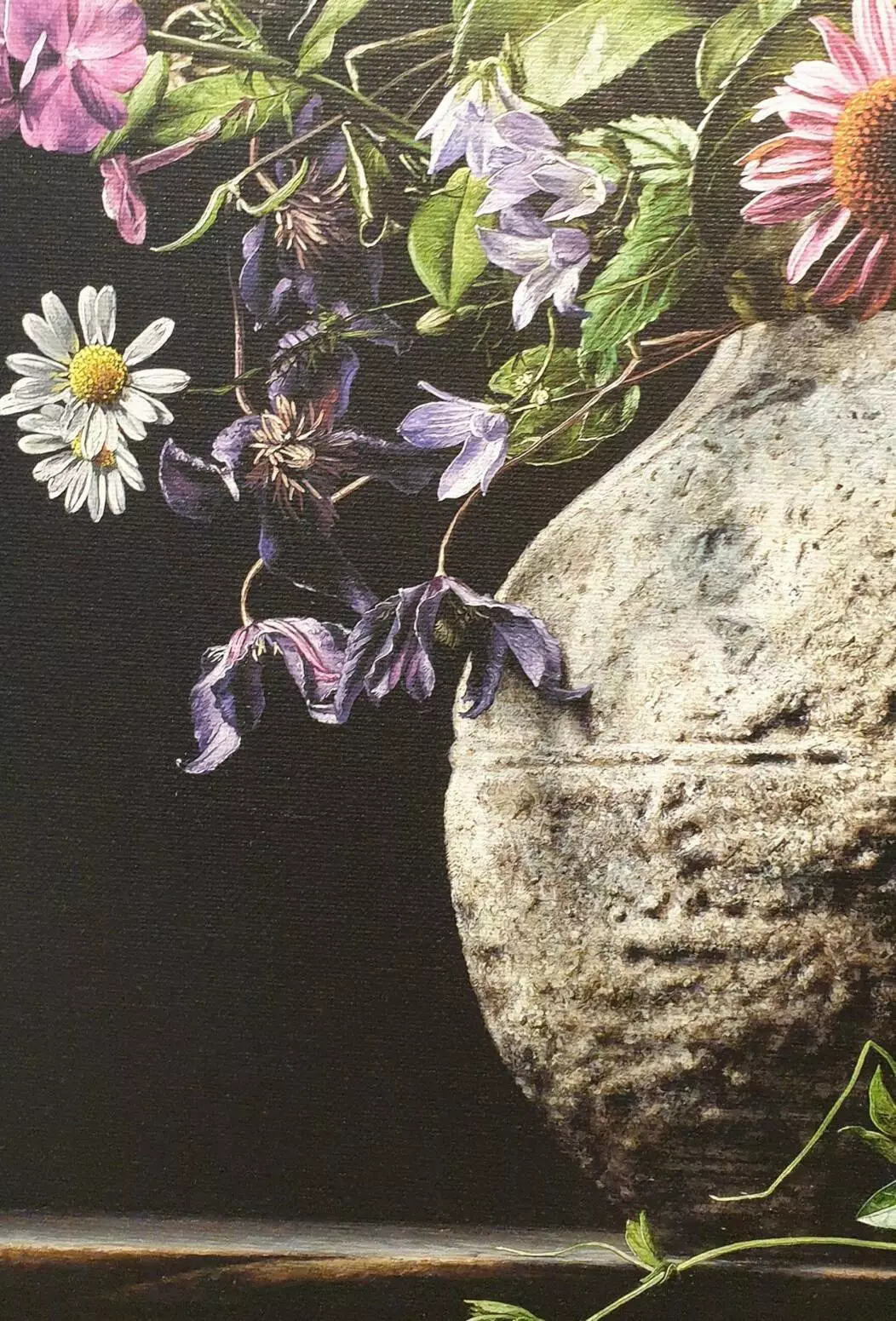 een schilderij van bloemen in een vaas op een tafel