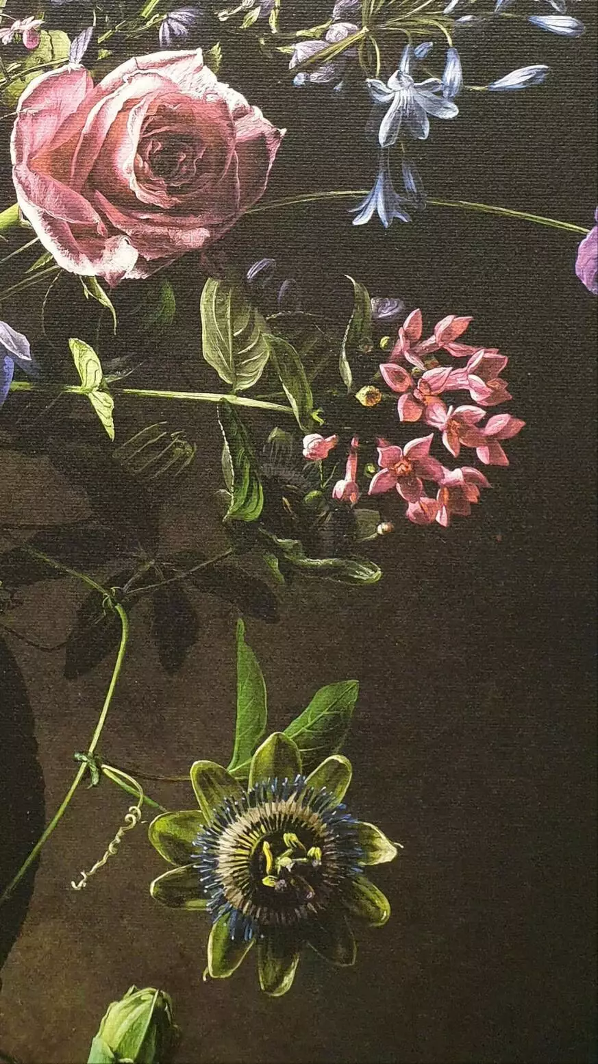 een schilderij van bloemen in een vaas op een tafel