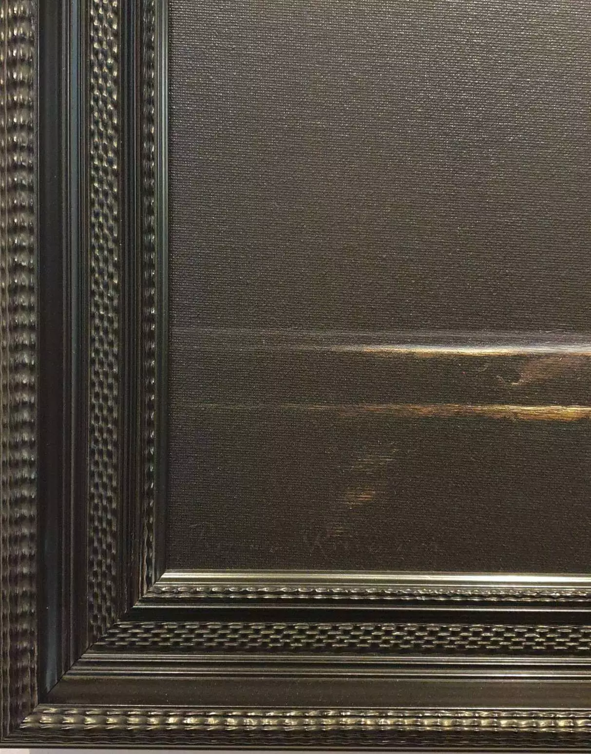 een zwart en gouden frame met een witte kat erop