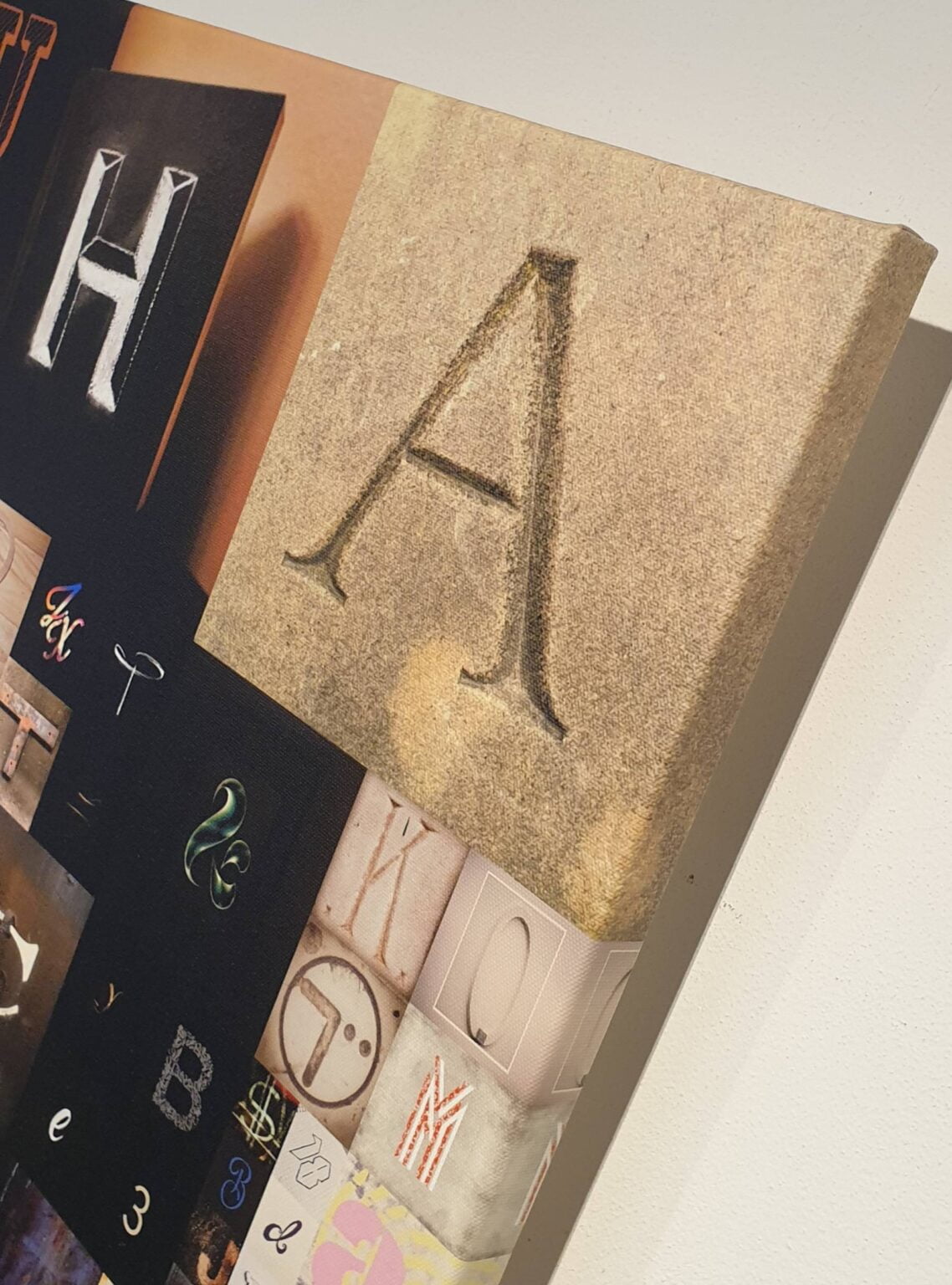 een boek met letters en cijfers erop geschreven