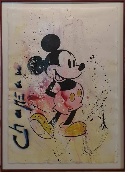 een schilderij van een mickey mouse die een banaan vasthoudt