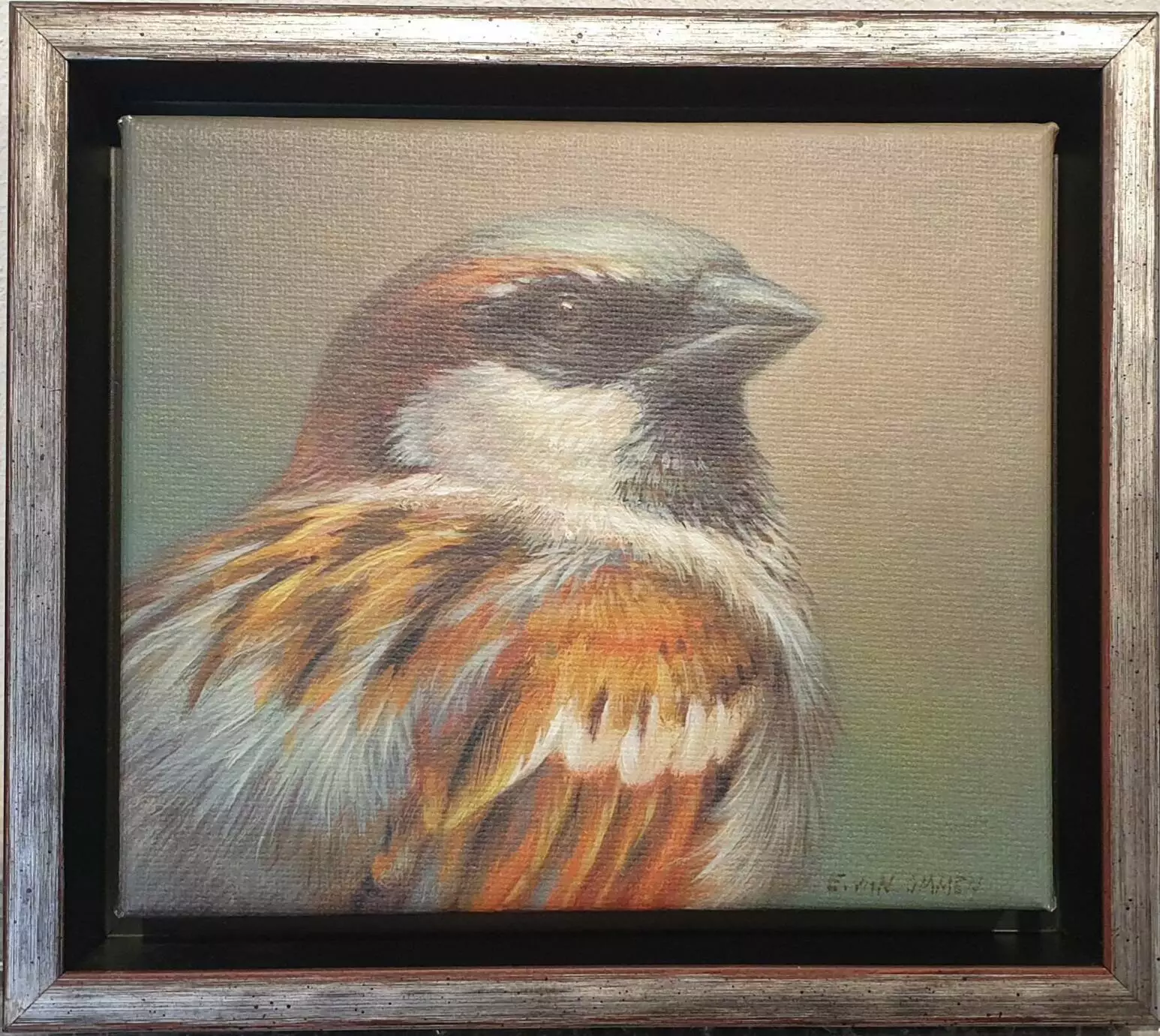 aan de muur hangt een schilderij van een vogel