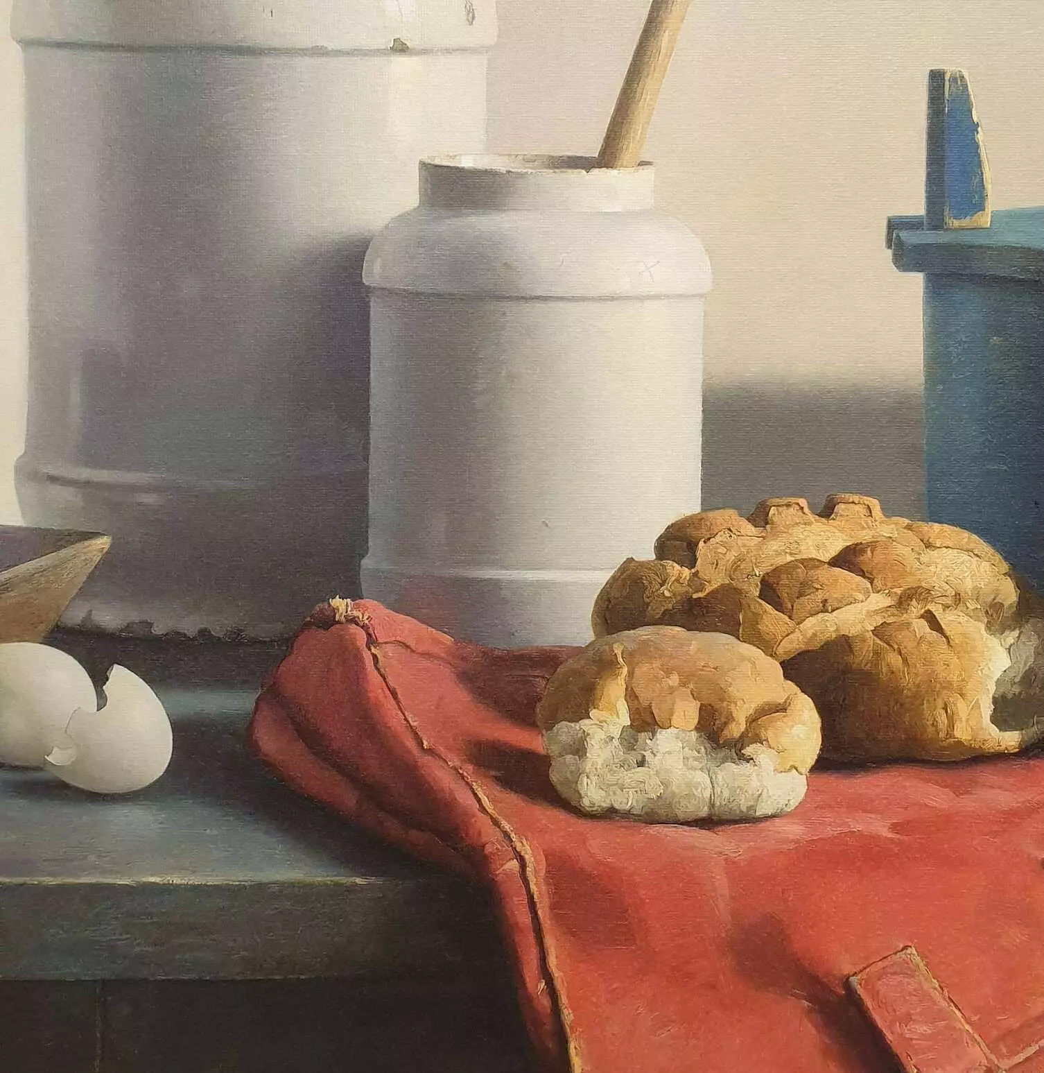 een schilderij van brood en knoflook op een rood doek