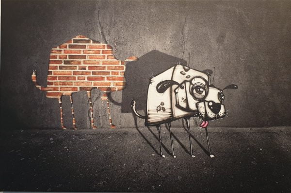 een tekening van een hond en een bakstenen muur