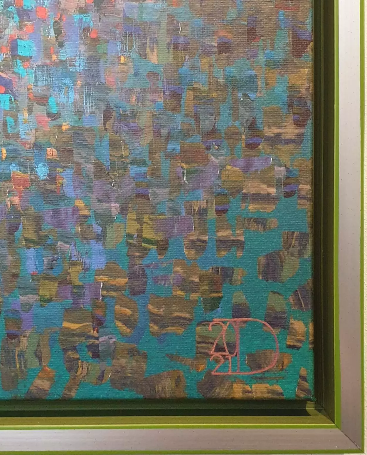 een abstract schilderij in een groene lijst aan de muur