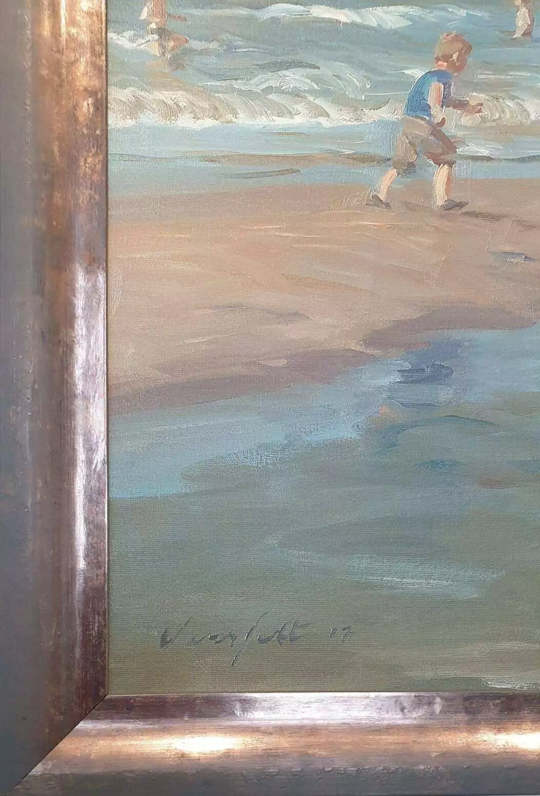 een schilderij van een jongen die op het strand speelt