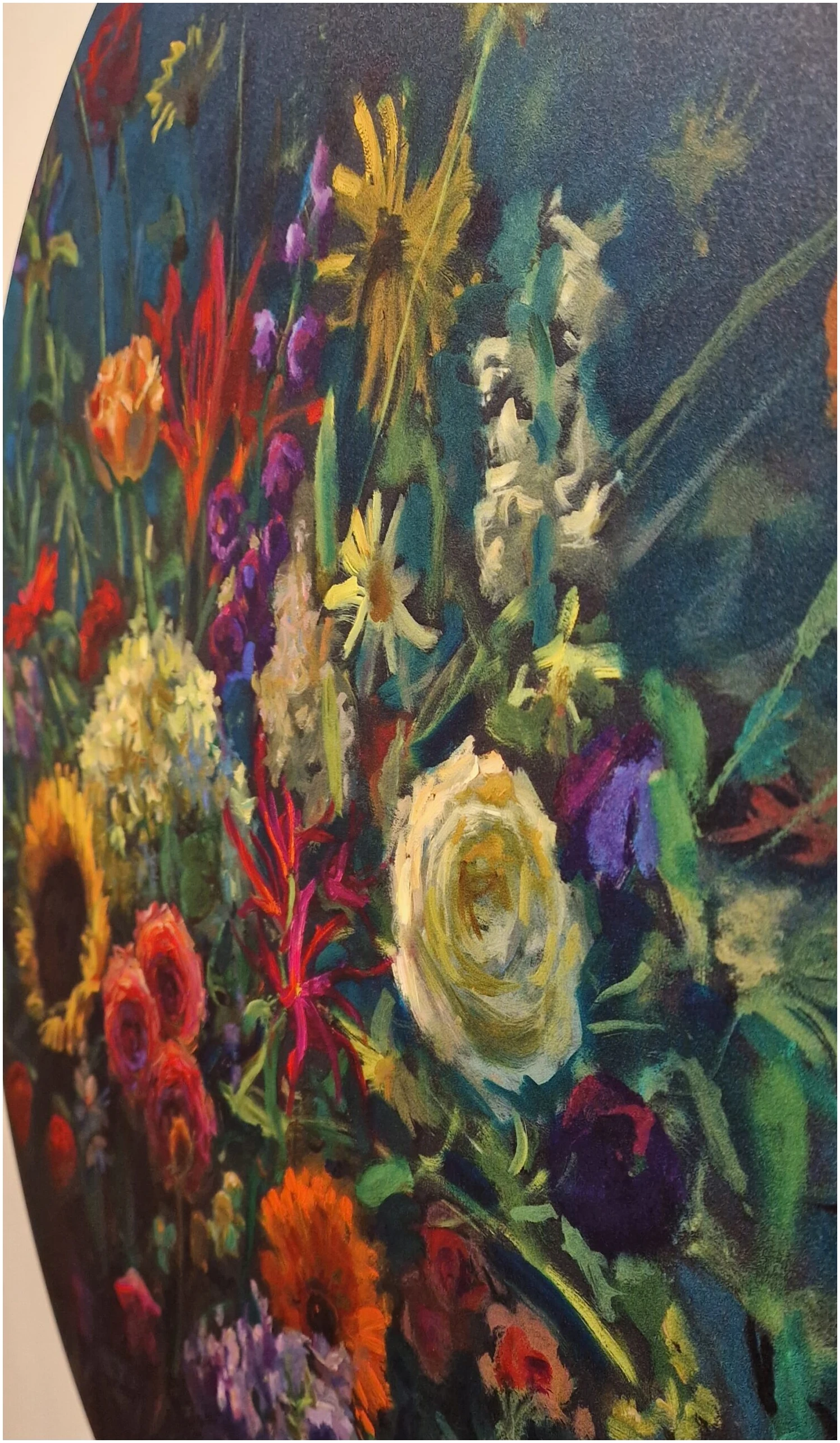 een schilderij van bloemen in een vaas op een tafel