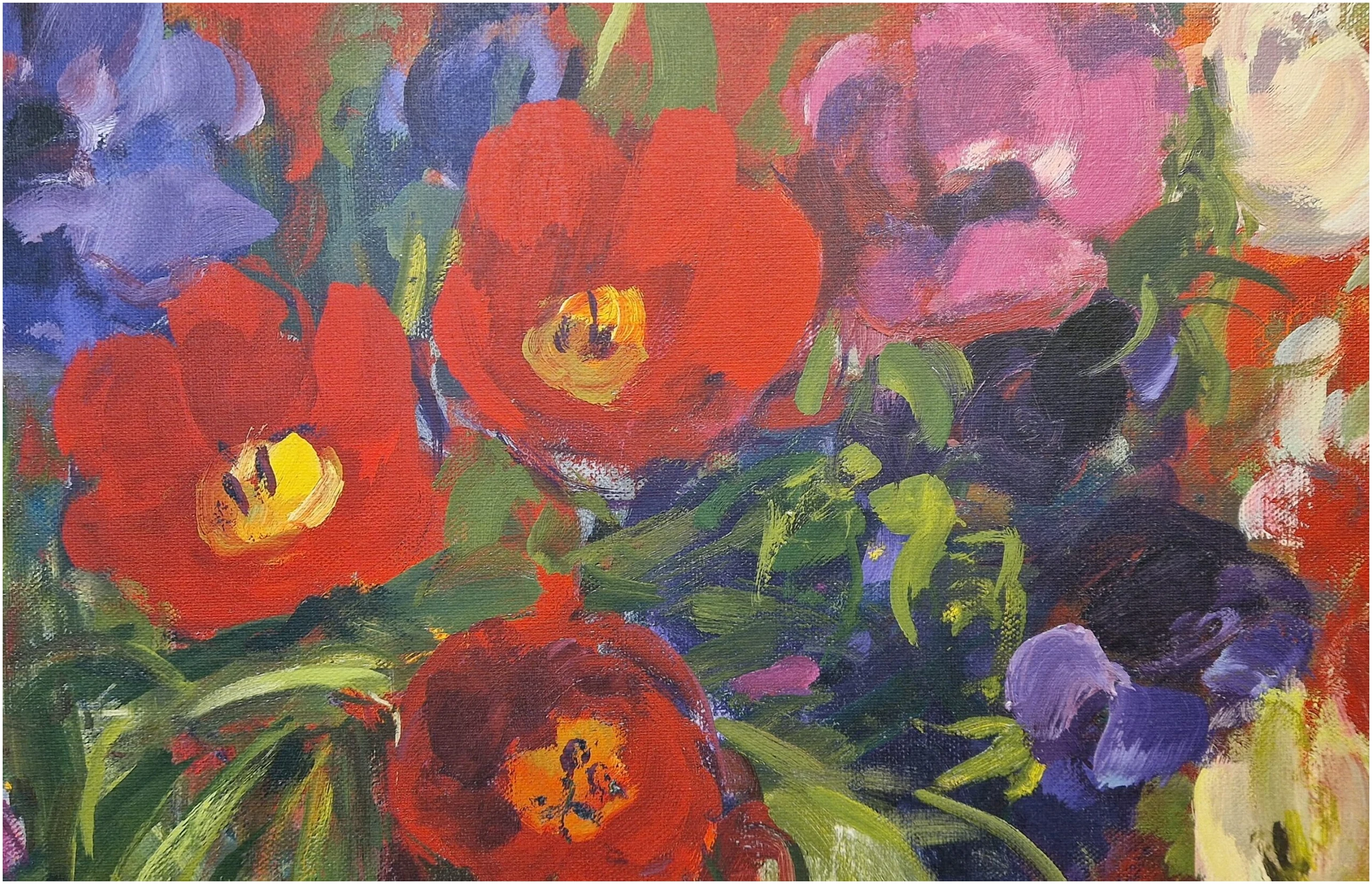 een schilderij van rode, paarse en gele bloemen