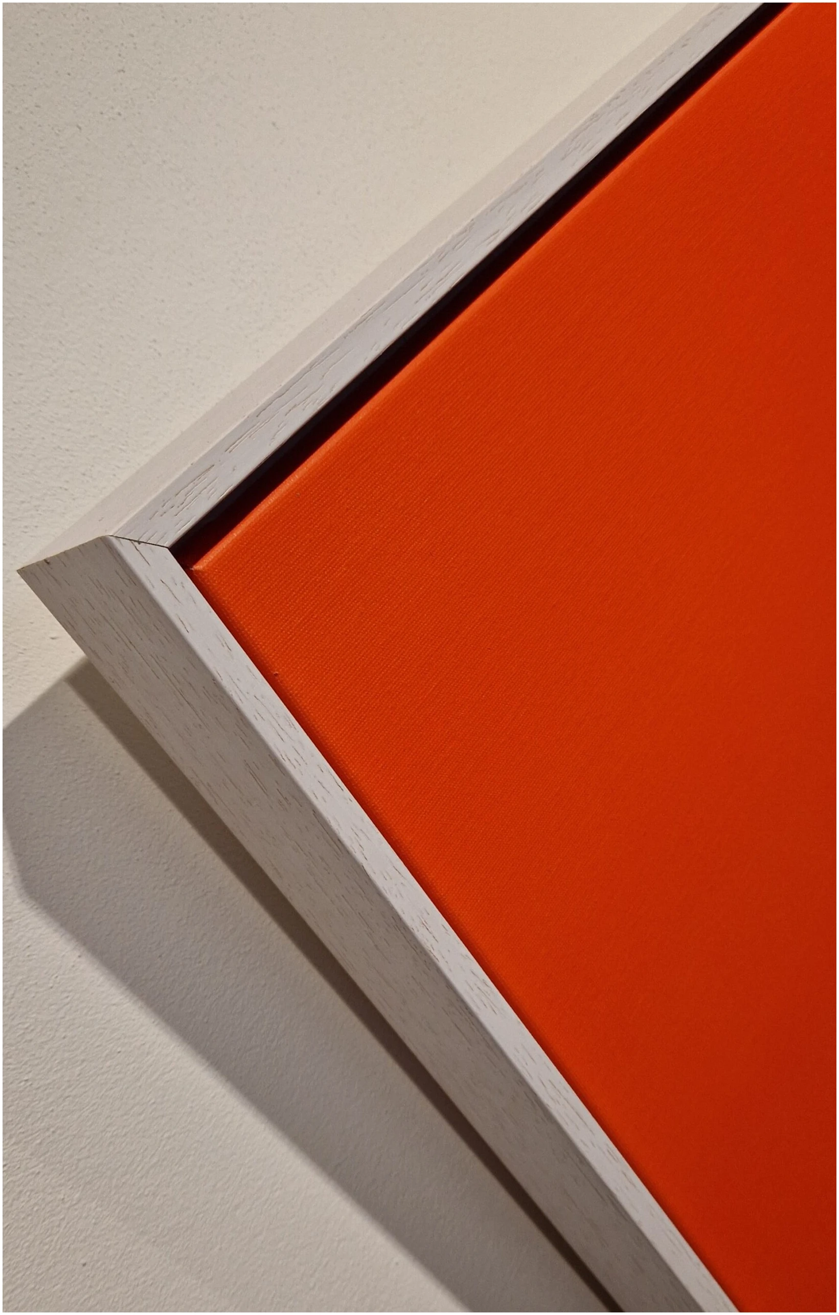 een oranje kunstwerk op een witte tafel