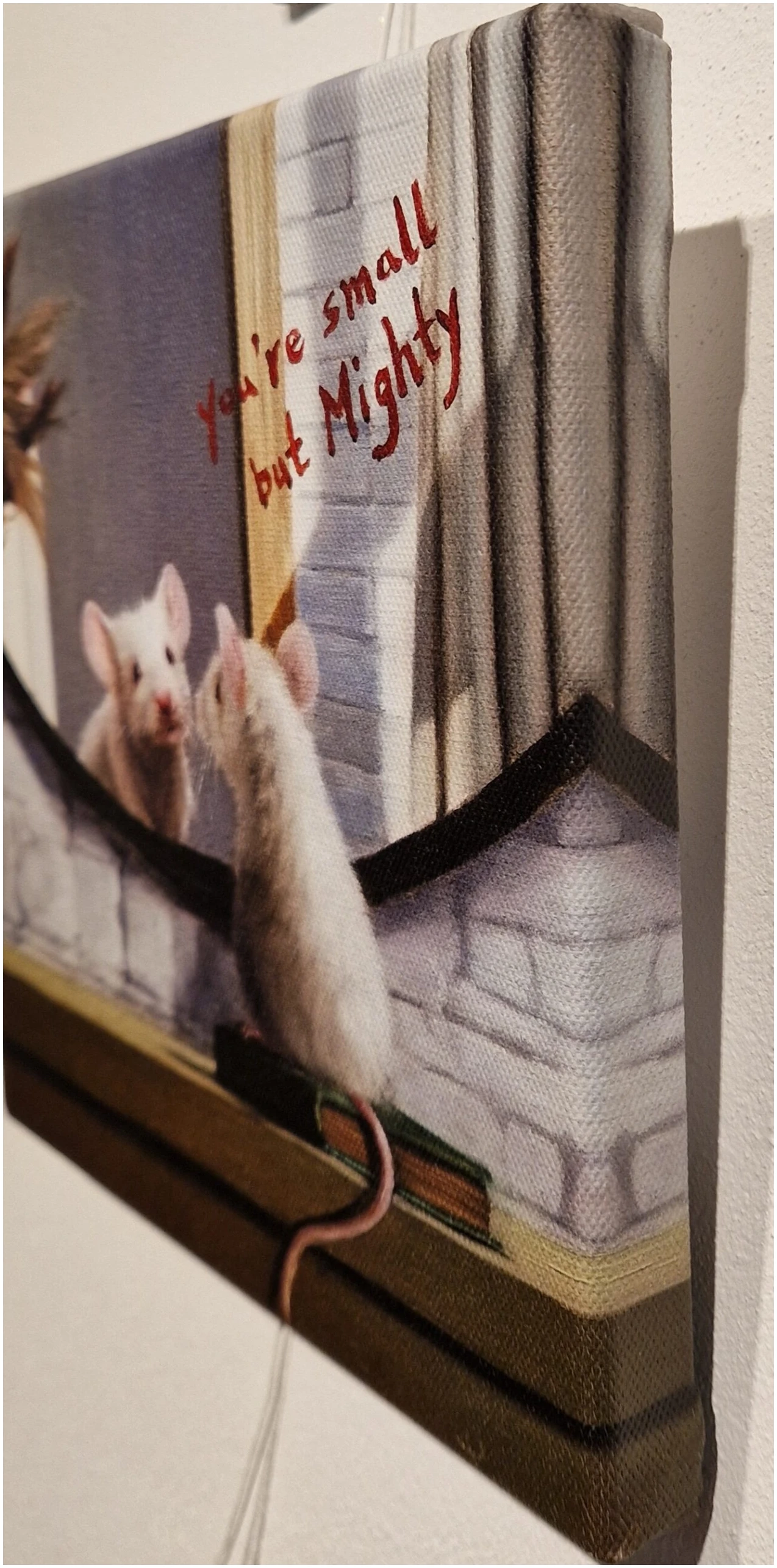 een muis en een rat op een muur