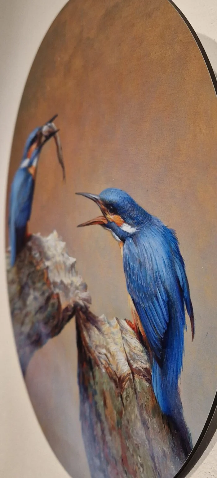 een schilderij van twee blauwe vogels op een boomtak