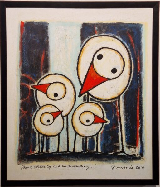 een schilderij van drie vogels met rode snavels