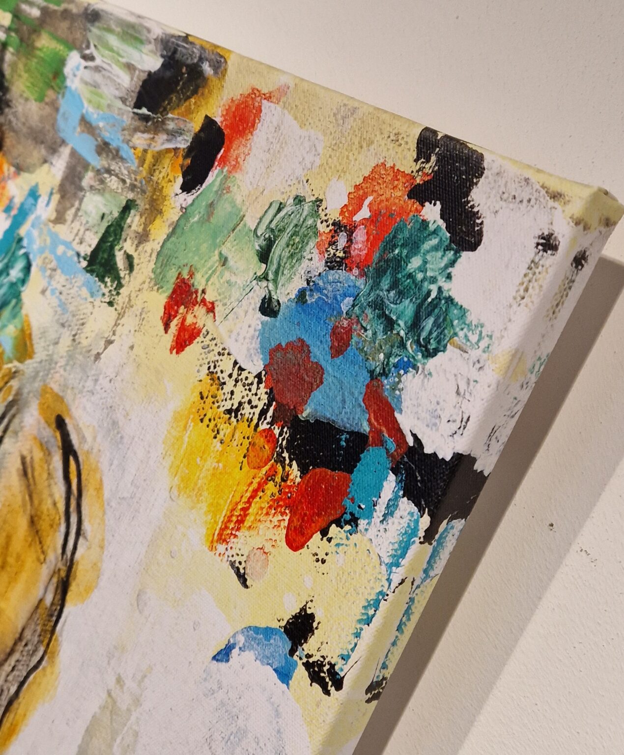 een abstract schilderij op een witte muur